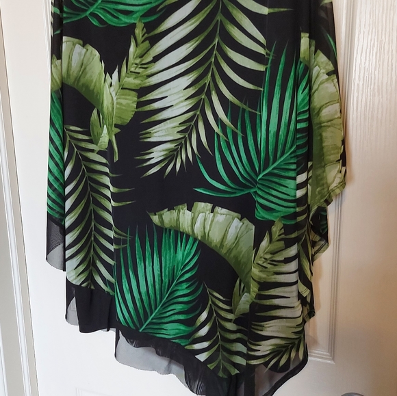 064. PALM PRINT LAURA TOP! - Picture 4 of 4